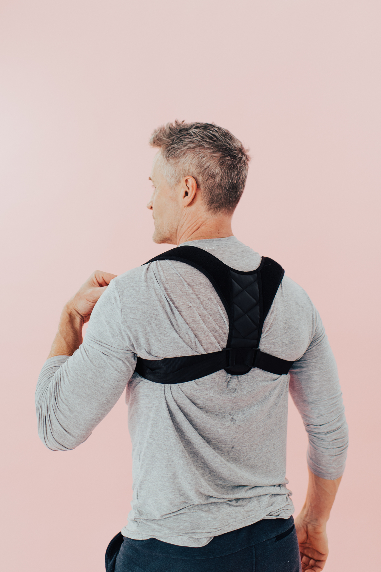 Man wearing the iGel posture corrector over a grey shirt