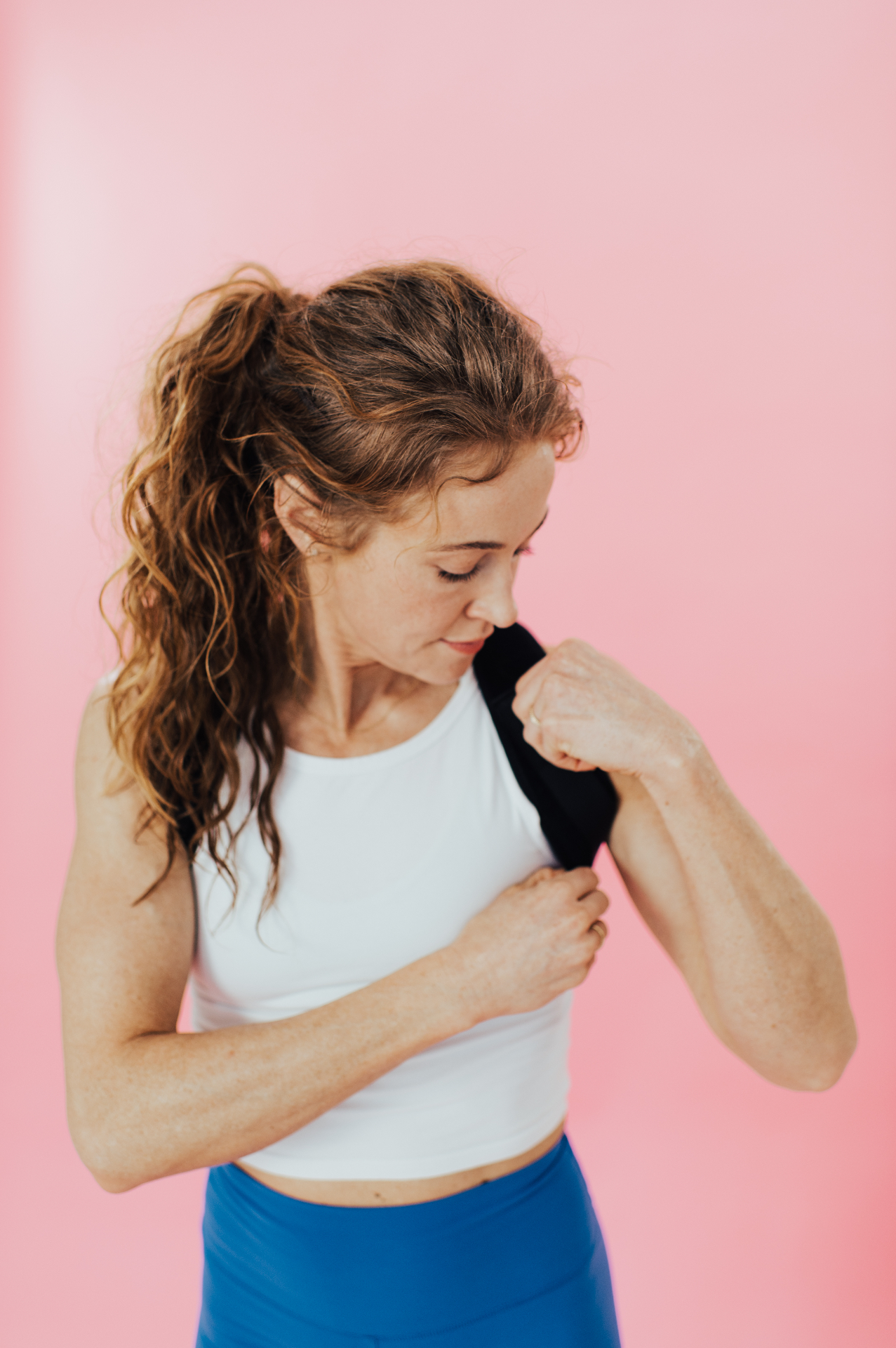Woman adjusting the iGel posture corrector strap on her shoulder